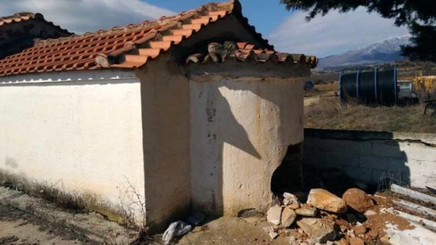 Δεν έχουν ούτε ιερό ούτε όσιο! Διέλυσαν το ιερό της εκκλησίας για να βρουν χρυσές λίρες! (εικόνες)